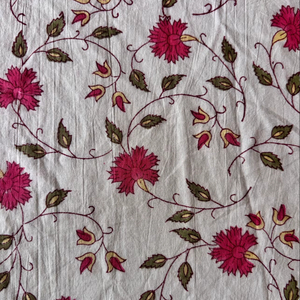 Tela de Algodón Estampada a Mano con Diseño Floral y Borde en Contraste - Product Image 3