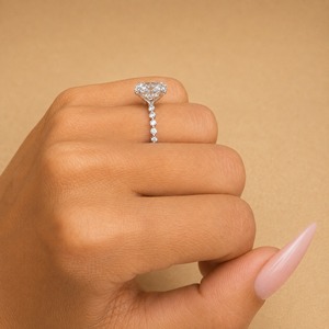 Bague de fiançailles en or blanc 14 carats avec diamant de laboratoire ovale de 2,50 carats, certifié IGI, clarté VVS2, couleur E, pavé latéral, halo caché - Product Image 5