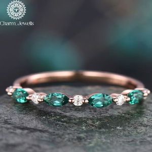 Bague de fiançailles classique pour femme en moissanite plaquée or rose avec sertissage à griffes - Product Image 1