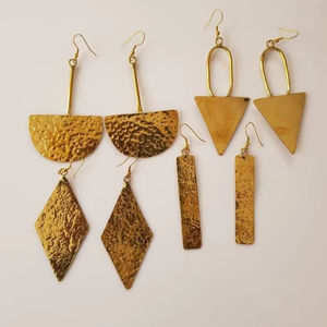 Pendientes de latón con impresión floral india, chapados en oro, con dijes multiforma, hechos a mano, de metal, de alta moda. - Product Image 1