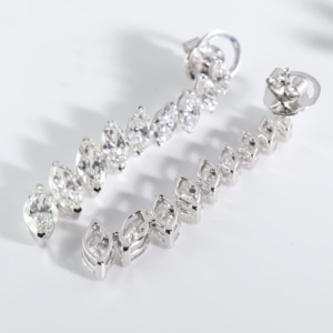 Pendientes de lujo con diamantes de corte marquesa en oro blanco, largos, lineales, en cascada, con diseño de hojas, para mujer. - Product Image 3