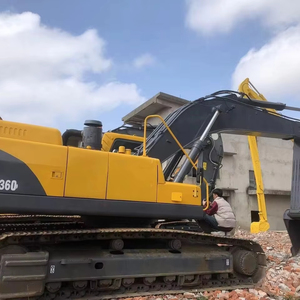 Excavatrice jaune d'occasion robuste avec chenilles en acier durables et flèche renforcée pour les travaux de défrichage de sites industriels - Product Image 1