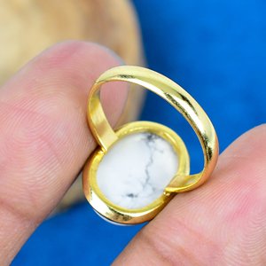 แหวนพลอยโฮไลท์สีขาวธรรมชาติทรงวงรี ชุบทอง 18k บนตัวเรือนเงินแท้ 925 - Product Image 4