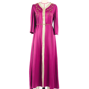 Elegante Vestido Largo de Satén Morado con Bordado, Mangas Acampanadas, Cuello Redondo y Silueta Recta - Product Image 5