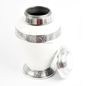 Urna funeraria grabada conmemorativa de estilo americano blanca y plateada para cenizas de cremación grande para adultos personalizada - Product Image 1