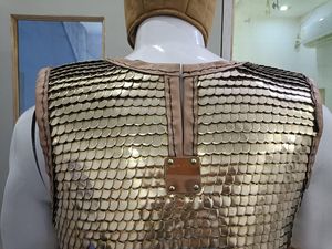 Armadura de Latón de Estilo Artesanal Antiguo, Chapada en Oro, Inspirada en la Armadura Romana, Protección Completa del Pecho para Coleccionistas y Reenactaciones - Product Image 3