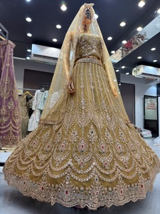 ชุดเลเฮนกาโชลีผ้าไหมสีทอง พร้อมงานปักและผ้าคลุมศีรษะ ชุดแต่งงานแบบดั้งเดิมของอินเดียและปากีสถาน ความยาวระดับพื้น ทรงหลวมสำหรับผู้หญิง - Product Image 3