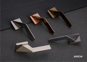 Poignées de meubles modernes en laiton et zinc Arrow 4 Sukhand pour armoires et tiroirs de luxe, exportées d'Inde. - Product Image 5