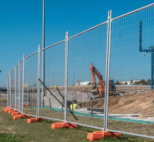 Clôture temporaire robuste avec base et pince pour le contrôle des foules sur les chantiers de construction - Product Image 6