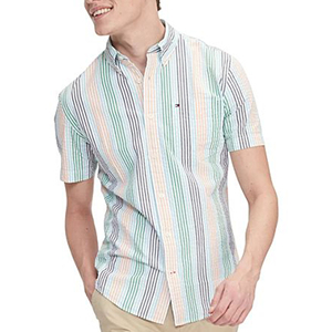Camisa de manga corta con estampado tropical para hombre: esta camisa con estampado tropical oscuro ofrece un estilo informal de isla con un toque elegante y moderno. - Product Image 4