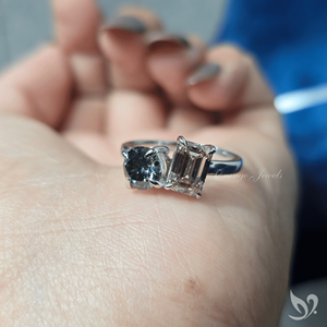 Bague de fiançailles Toi et Moi en diamant vert cultivé en laboratoire, émeraude et taille ronde, deux pierres, design inspiré de la dualité, prête à être expédiée - Product Image 5