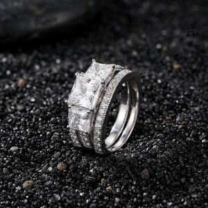 Anillo de compromiso de lujo con tres diamantes de corte princesa cultivados en laboratorio y banda de aniversario con pavé de varias filas - Product Image 4