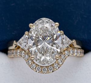 Bague de fiançailles ovale en or jaune 3,25 carats avec diamant de laboratoire VVS2 certifié IGI, monture halo, vente en gros - Product Image 1