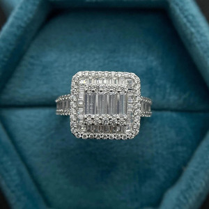 Bague de fiançailles de luxe en moissanite taille baguette et taille ronde avec halo de diamants, sertie pavé, en argent sterling 925, pour femme, design géométrique - Product Image 1