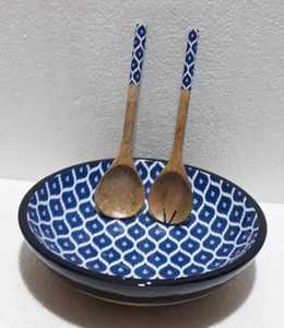 Bol à salade artisanal en bois d'acacia avec impression émaillée, finition laquée, avec cuillères, plat de service pour fruits, accessoires de table pour la maison et la cuisine - Product Image 2