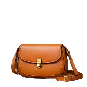 กระเป๋าสะพายข้างสีน้ำตาลทรงคลาสสิกแบบทรงอานม้า มาพร้อมสายสะพายไหล่ปรับระดับได้ทำจากโลหะสีทองขัดเงา - Product Image 1