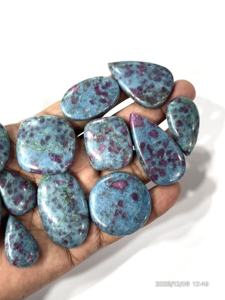 Rubis naturel et kyanite, pierres précieuses brutes, cabochons, formes et tailles variées, environ 20 à 30 mm - Product Image 5