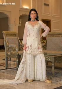 Hermoso traje blanco de satén elegante con adornos de cuentas, conjunto de dupatta con cuentas y bordados, proveedor de la India. - Product Image 3