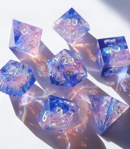 Ensemble de dés en résine colorés pour les jeux de Dungeons and Dragons avec des motifs créatifs et des détails numériques clairs - Product Image 4