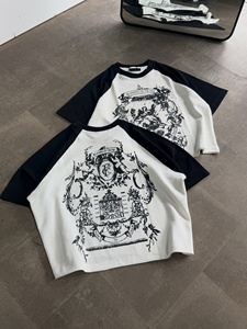 เสื้อยืดเบสบอลโอเวอร์ไซส์ผ้าวาฟเฟิลถักสีขาวอมน้ำตาล แขนสีดำ พิมพ์ลายกราฟิกสไตล์วินเทจบาโรกด้านหน้าและด้านหลัง ขายดีอันดับต้นๆ - Product Image 1
