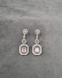 Boucles d'oreilles pendantes en pierre taille radiant avec halo, diamant américain de créateur, plaqué rhodium, vente en gros, élégantes et tendance, pour fiançailles - Product Image 5