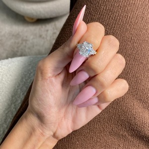 Anillo de Compromiso con Diamante Cultivado en Laboratorio de Corte Radiante de 5 Quilates, con Trapecios Laterales y Corte Redondo, en Oro de 18k de Dos Tonos - Product Image 4