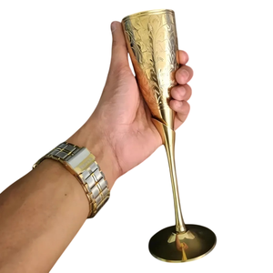 Gobelet à vin en laiton gravé de style médiéval, cadeau original pour un anniversaire de mariage, avec une élégance gravée - Product Image 1