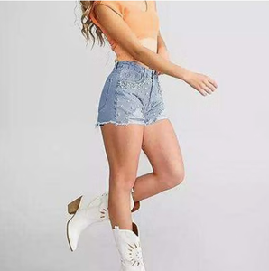 Shorts de mezclilla desgastados con pedrería para mujer, de cintura alta, estilo streetwear de verano, color azul claro con dobladillo deshilachado - Product Image 2