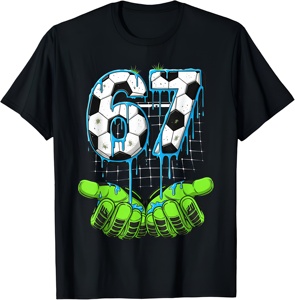 เสื้อยืดแขนสั้นสีดำสำหรับผู้ชาย พิมพ์ลายลูกฟุตบอลหมายเลข 67 ดีไซน์หยดน้ำ พร้อมลายพิมพ์ถุงมือผู้รักษาประตูสีเขียวด้านหน้า สไตล์ลำลอง - Product Image 1