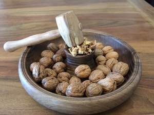 Bol décoratif en bois pour casse-noisettes avec marteau, idéal pour les cuisines domestiques, les collations festives et les tables à manger - Product Image 6