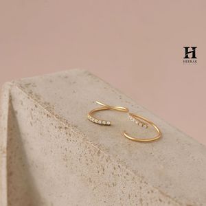 Pendientes de Aro Doble Espiral de Oro de 18K para Perforación Única, Pendientes de Aro con Ilusión de Espiral Pavé, Joyería al por Mayor - Product Image 4