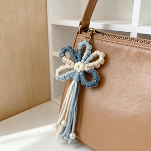 Colgante de macramé hecho a mano con borlas de cuerda de algodón azul y blanco, estilo bohemio, llavero decorativo para bolsos - Product Image 6