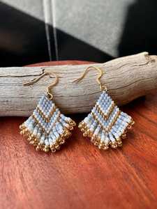 Boucles d'oreilles pendantes de luxe en or blanc avec perles, faites à la main, style bohème, perles de rocaille, bijoux élégants et tendance, cadeau pour femme - Product Image 4