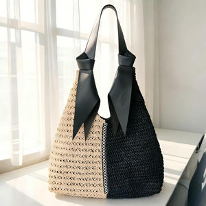 Bolso de hombro tejido con hilo natural, diseño bicolor y elegante lazo, perfecto para un look veraniego con estilo. - Product Image 4