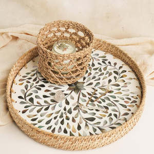 Juego de bandejas de caña de ratán hechas a mano de lujo con patrón de incrustaciones de madreperla bandejas de servicio multiusos para postres y dulces - Product Image 1