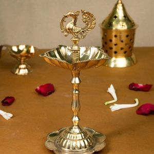 Lampe à huile en laiton de qualité supérieure avec motif décoratif au dos, support multi-mèches pour Diya, idéal pour la Puja religieuse, la décoration des temples et les occasions festives - Product Image 1