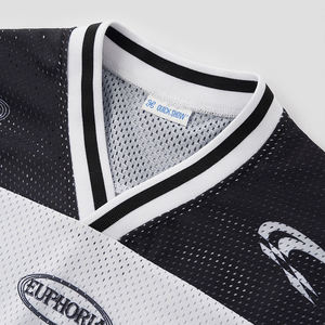 เสื้อฟุตบอลอเมริกันคลาสสิคแบบสั่งทำพิเศษ เนื้อผ้าตาข่ายระบายอากาศ พิมพ์ลายแบบซับลิเมชั่น เป็นมิตรกับสิ่งแวดล้อม ผลิตจากโพลีเอสเตอร์/คอตตอน แขนสั้น เหมาะสำหรับฟุตบอลสตรีท - Product Image 3