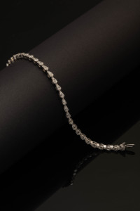 Bracelet élégant en diamants poire 3,74 CTW en or blanc 9 carats, bijoux fins classiques étincelants pour femmes, cadeau intemporel - Product Image 3