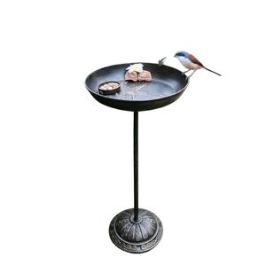 Bassin à oiseaux en bronze antique avec motif d'oiseau colibri en relief, base ronde lourde sur piédestal, décoration de jardin extérieur - Product Image 1