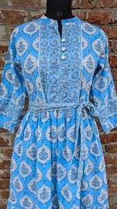 Robe longue en coton pour femme avec col rond imprimé floral tie-dye tissé respirant avec taille et poche naturelles - Product Image 3