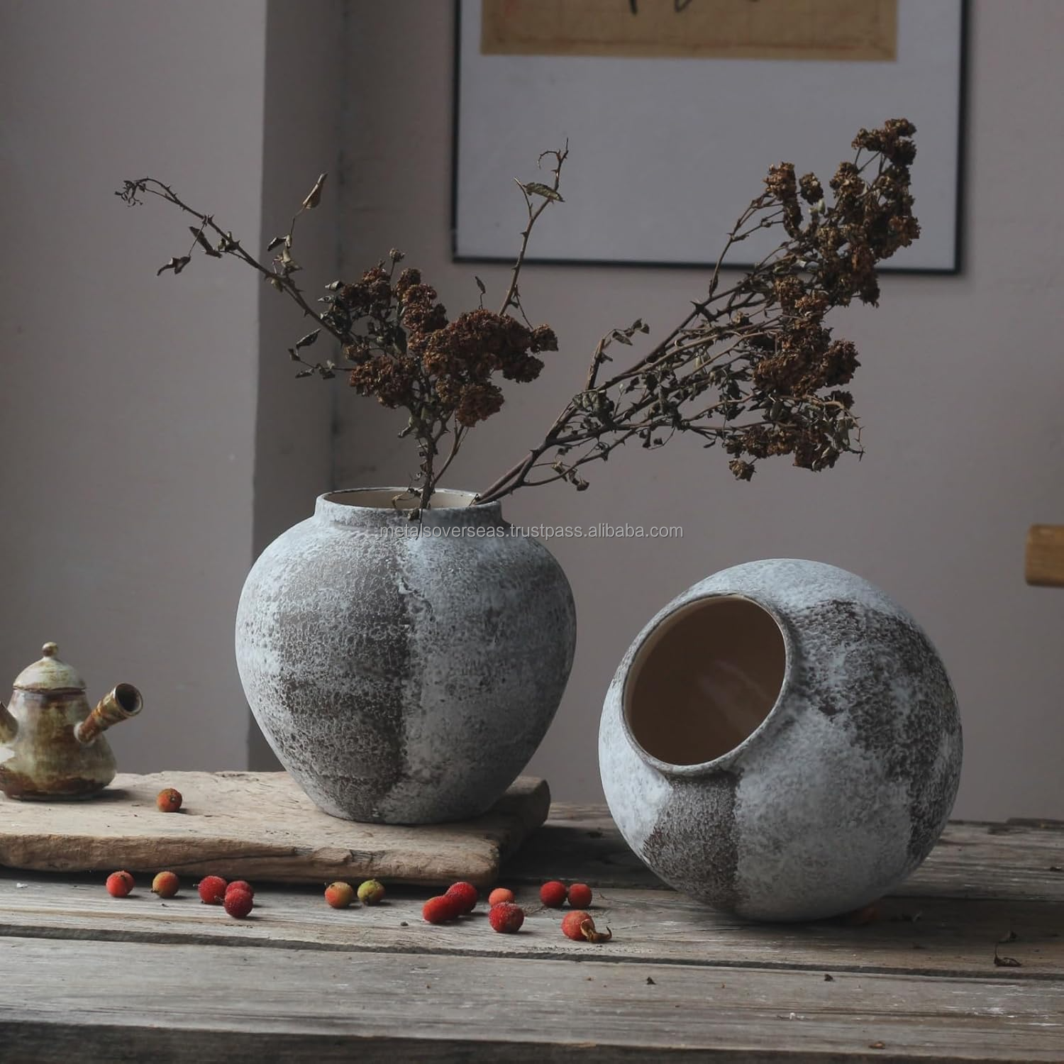 時代を超越したエレガンス。空間を彩る手作りの 背の高い陶器花瓶