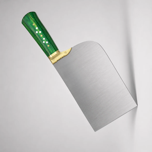 Couteau à viande de boucher avec manche en bois grainé vert, lame large argentée et poinçon doré pour la découpe de la viande et la préparation des aliments en cuisine - Product Image 3