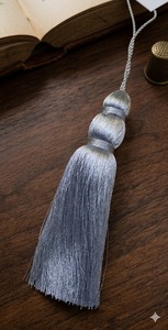 Robe en velours vert avec détail de pompon argenté pour usage vestimentaire - Product Image 5
