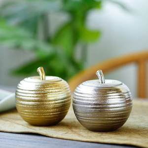 Ensemble de bols en céramique en forme de pomme, or et argent, finition polie artisanale, pour la décoration et les cadeaux - Product Image 1