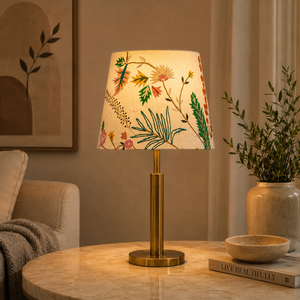 Lámpara de Mesa Metálica Botanical Bloom con Pantalla de Tela Floral Hecha a Mano, Acabado en Latón Antiguo, Iluminación Decorativa Acogedora - Product Image 1