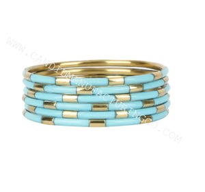 Conjunto de brazaletes étnicos de resina y latón color crema dorado, hechos a mano para mujer, joyería para fiestas. - Product Image 6