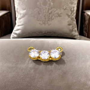 จี้เพชรทรงกลมเจียระไนแบบบริลเลียนท์สามเม็ด ทองคำแท้สีเหลือง ดีไซน์คลาสสิกหรูหรา พร้อมใบรับรอง BIS สำหรับผู้หญิง - Product Image 1