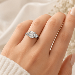Meilleure bague trio taille coussin avec solitaire taille cœur en diamant de laboratoire Or 14K Vente en gros OEM Fabricant et fournisseur de bijoux fins - Product Image 2