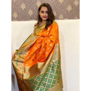 Robe de soirée en soie douce orange Elite Weaves avec sari contrasté tissé en zari - Product Image 3