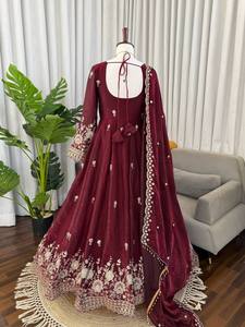 Ensemble Anarkali en soie bordeaux brodé, tenue indienne pakistanaise pour femmes avec dupatta, robe de fête de mariage - Product Image 5